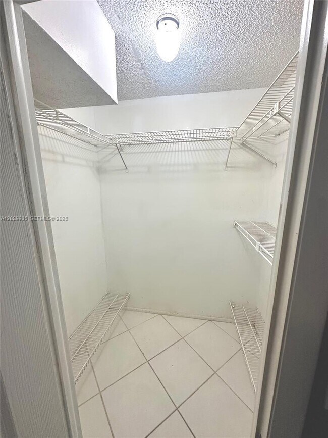 Building Photo - 4158 Inverrary Dr