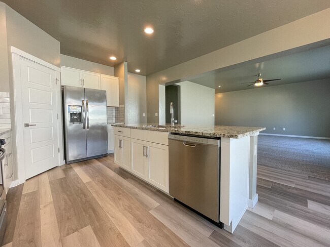 Building Photo - 2592 E Blackstone Dr