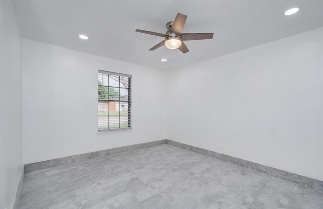 Building Photo - 502 Guyer St