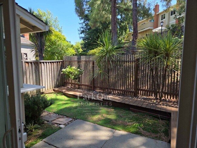Building Photo - Spacious and Updated Heather Farms Townhome for Lease