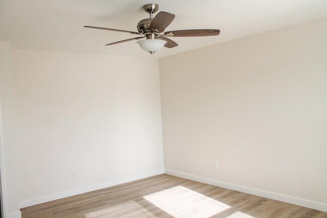 Building Photo - Gorgeous 4Bed/2.5Bath/2Car home located in North Las Vegas Raven Hill gated community!