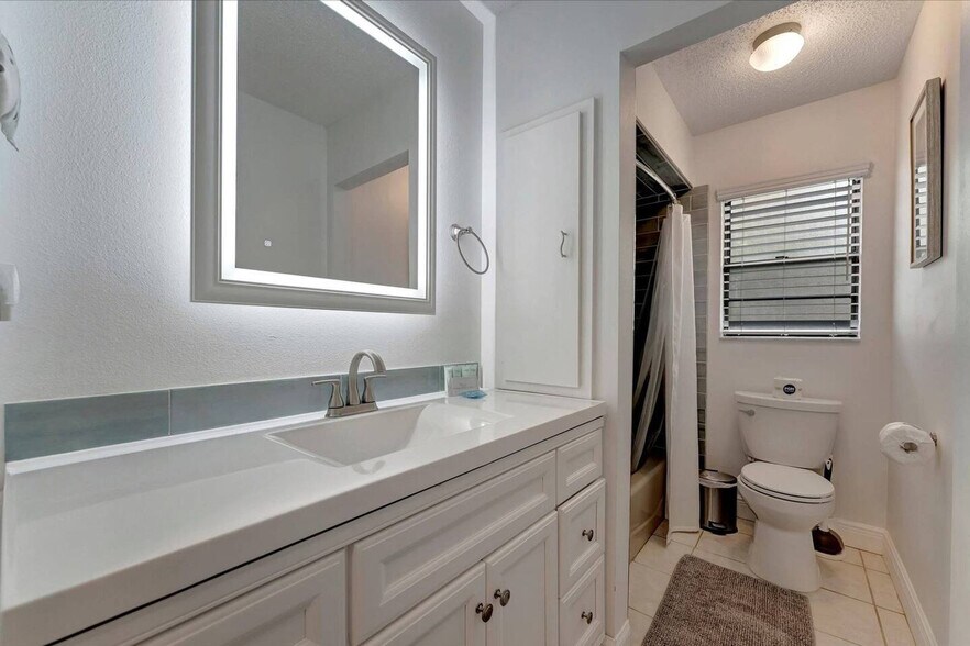 Building Photo - 612 Montezuma Dr