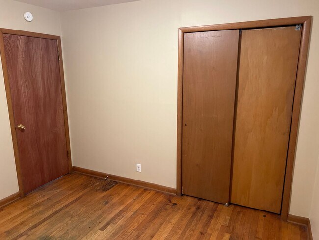 Building Photo - 3 Bedroom 2 Bathrooms! Close to Bass Pro! ...