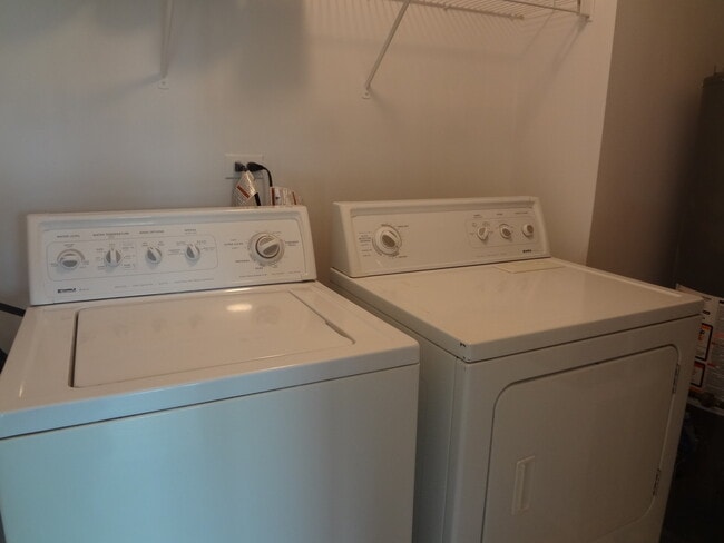 Building Photo - 1127 N Red Oak Cir