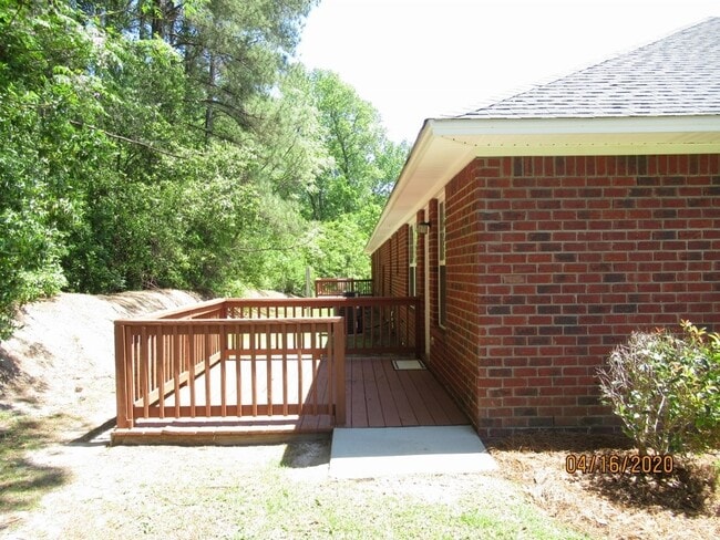 Building Photo - 3760 Beacon Dr