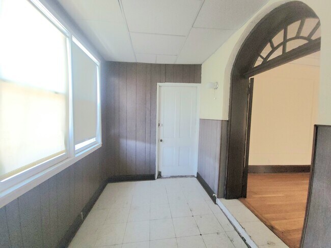 Building Photo - 6320 N Lakewood Ave