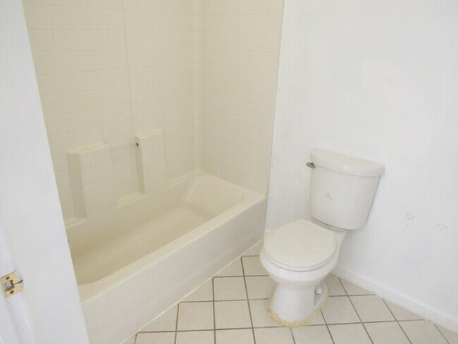 Building Photo - Rivergate area condo with 2 bedrooms, 2 ba...