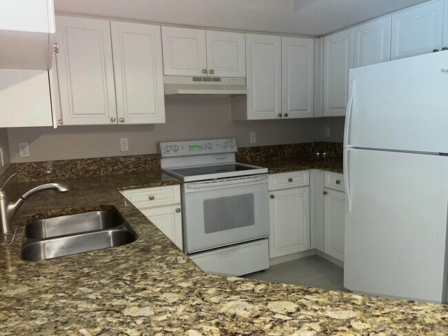 Building Photo - 1600 Crestwood Ct S