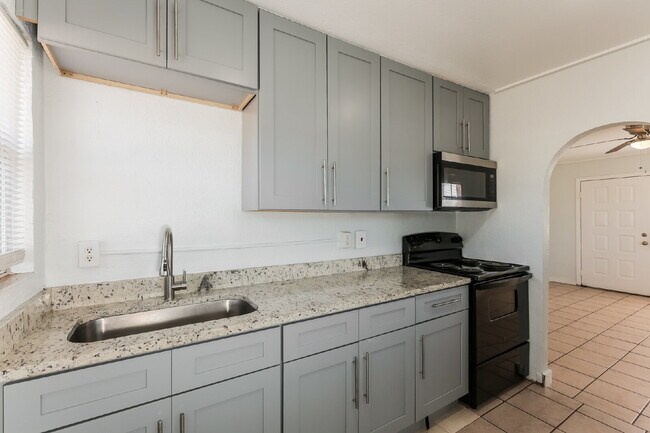 Building Photo - "Charming 2-Bed Oasis in Lake Wales - Cozy 624 Sq Ft Haven!"