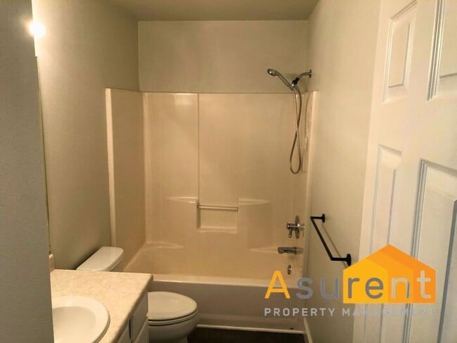 Building Photo - Wont Last Long---- 3 bed 2 Bath fenced back yard