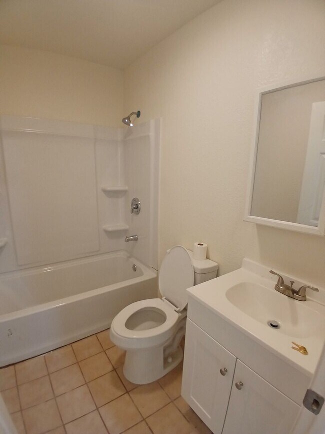 Building Photo - 305 N Lake Ave