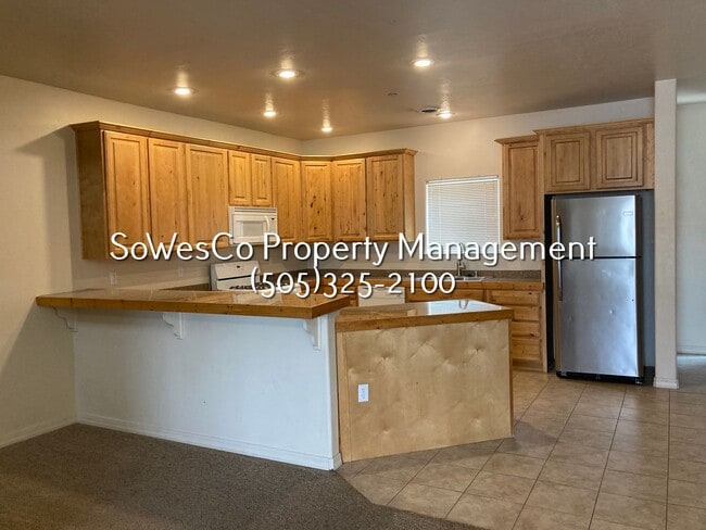 Building Photo - 3 Bedroom 2 Bath - three story home with Garage