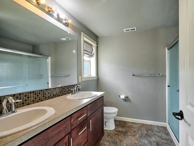 Building Photo - Beautiful 4 bedroom/2.5 Bath Home On Large...