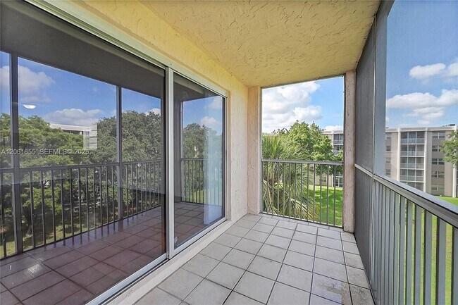 Building Photo - 1100 NW 87th Ave