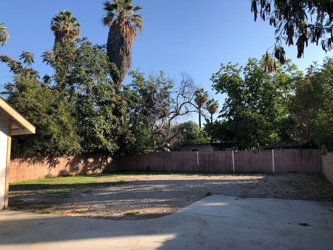 Building Photo - Two Story Home - 7 Bedrooms and 4 Bathroom...