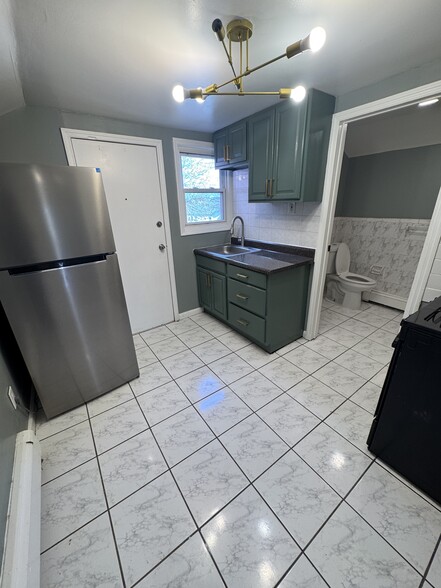 Building Photo - 35 Coit St