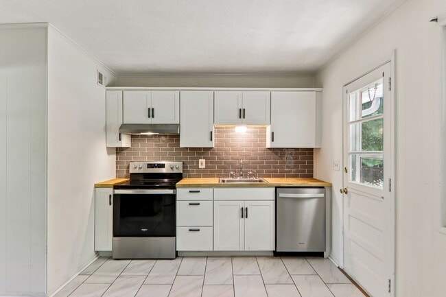 Building Photo - Move In Ready