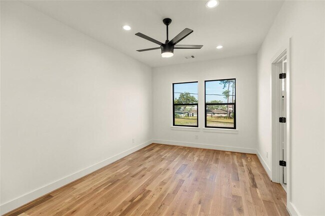 Building Photo - 1038 W 31st St