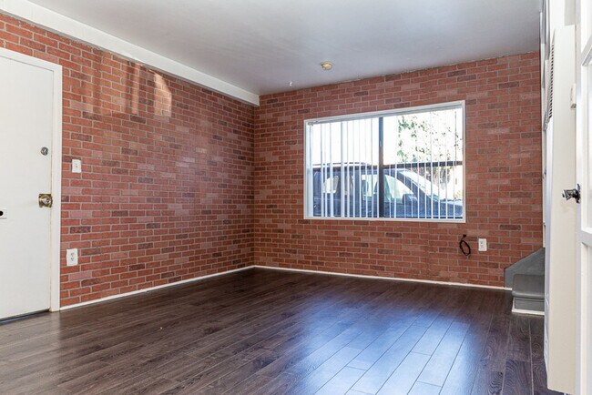 Building Photo - Townhome style apartments in up-and-coming...