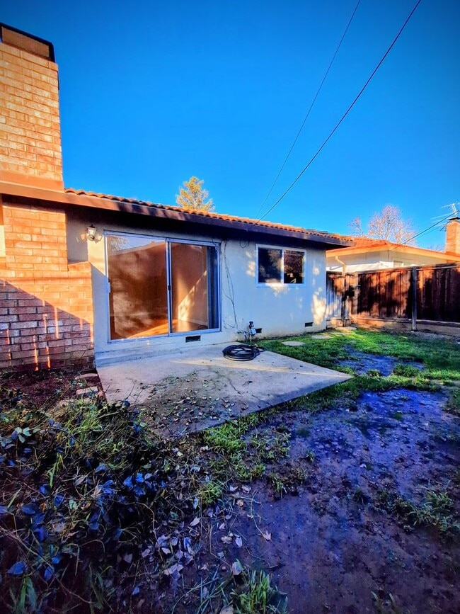 Building Photo - Charming 2bd Duplex With Private Yard & Garage