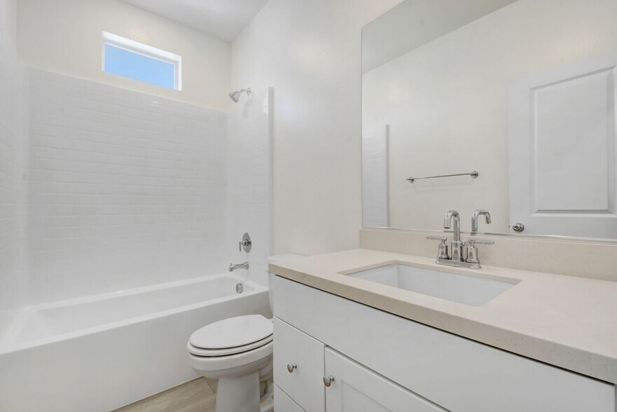 Building Photo - 4100 E Cir Paseo