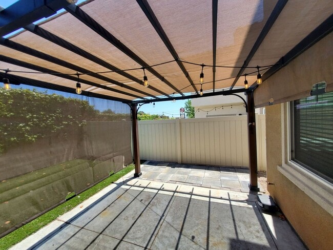 Building Photo - Beautiful 3B/2.5BA Home w/ Turf Backyard!