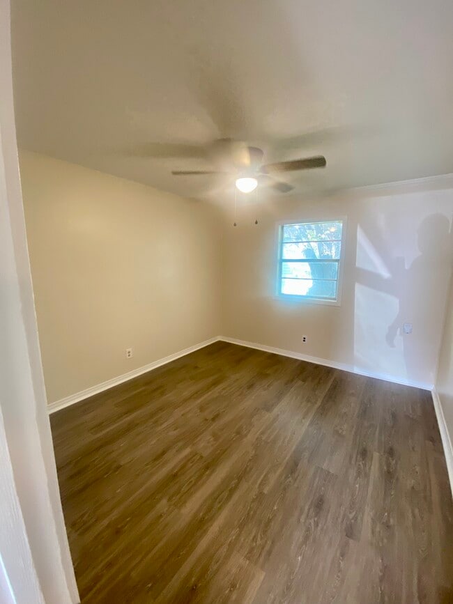 Building Photo - Peach St- 8 Plex