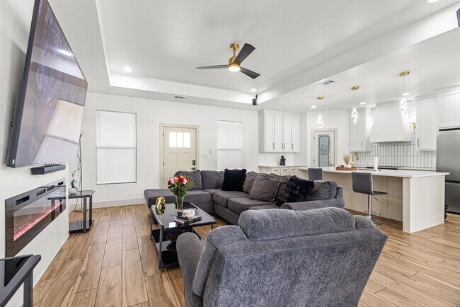 Building Photo - 12370 W University Blvd