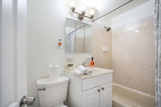 Building Photo - 324 E 75th St