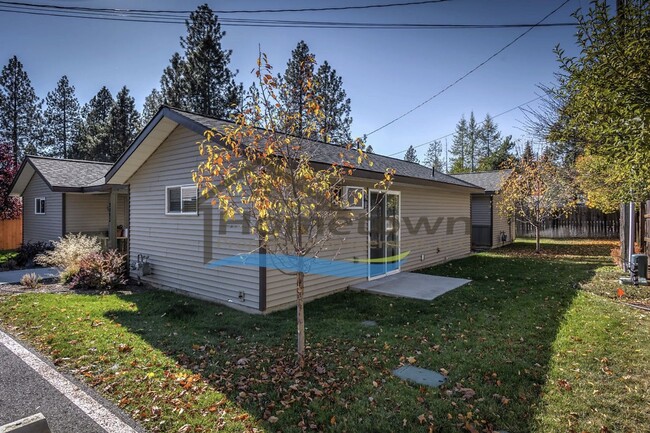 Building Photo - Beautiful 1 Bed 1 Bath Cottage Centrally L...