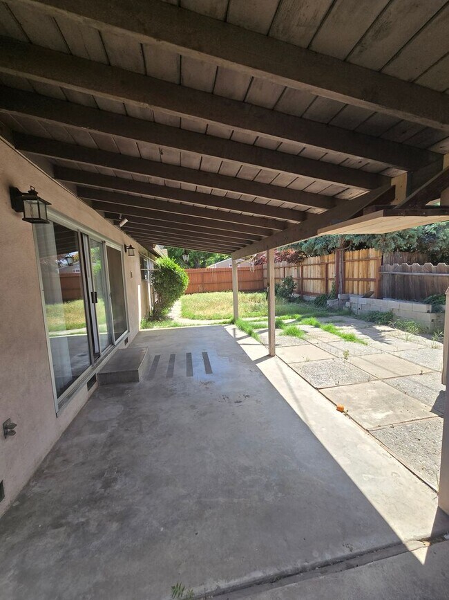 Building Photo - 1021 Orchid Ave