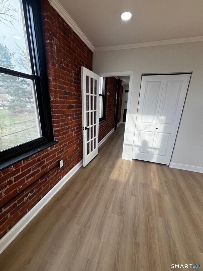 Building Photo - 222 Williams St E