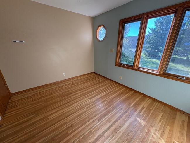 Building Photo - 1306 3rd Ave NE