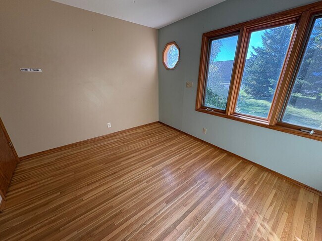 Building Photo - 2 Bed 2 Bath for $1,300!
