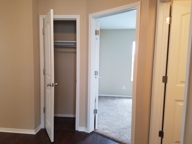 Building Photo - Large 4 Bedroom, 3 Bathroom!