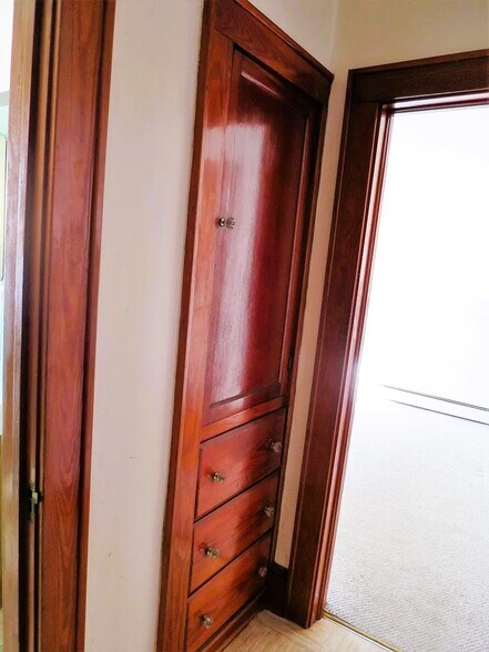 Building Photo - 208 Main St