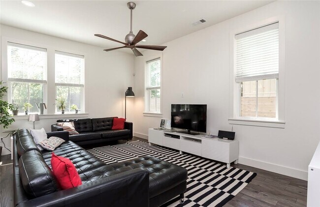 Building Photo - 306 NW H St