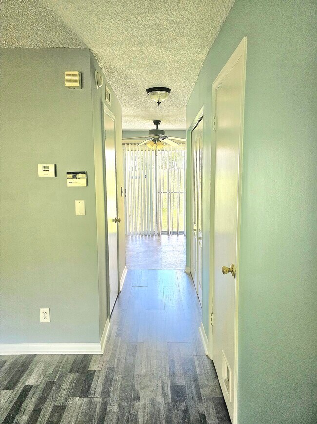 Building Photo - 975 Surry Ln