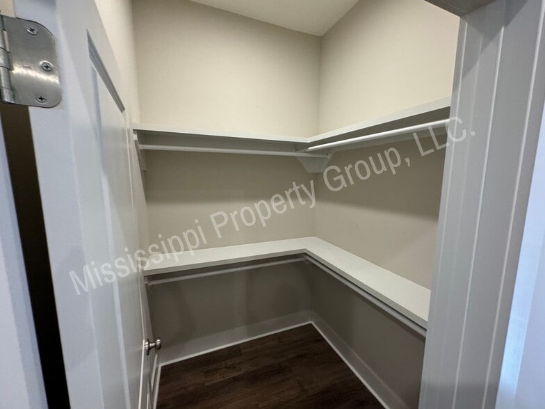 Building Photo - 1404 Pleasant Dr