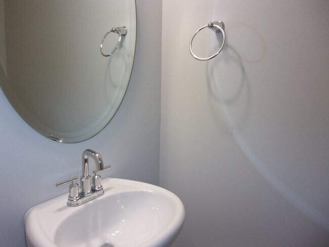 Building Photo - 2826 Capitol Dr