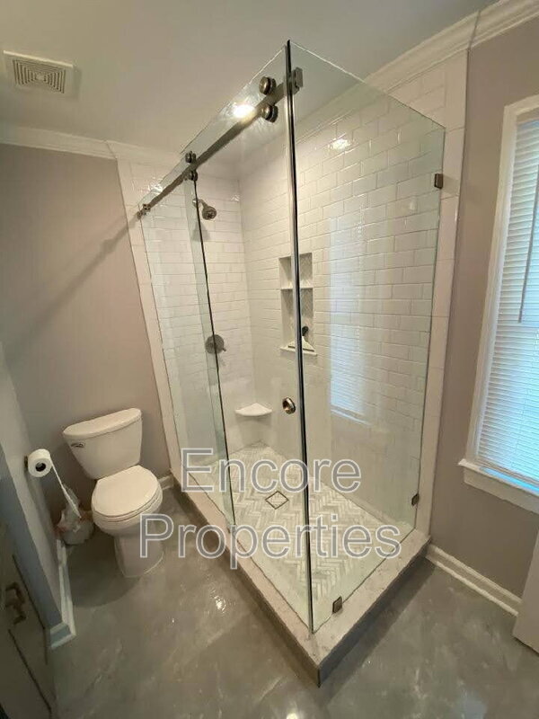 Building Photo - 111 Whispering Pines Ct