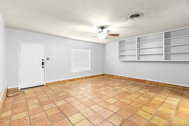 Building Photo - 2405 Emerson Ct