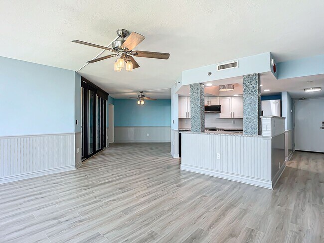 Building Photo - Stunning Penthouse Rental with Intracoasta...