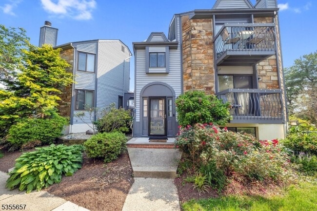 Building Photo - 8 Delbarton Ct