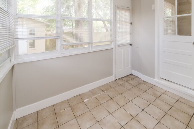 Building Photo - 6020 Woodside Dr