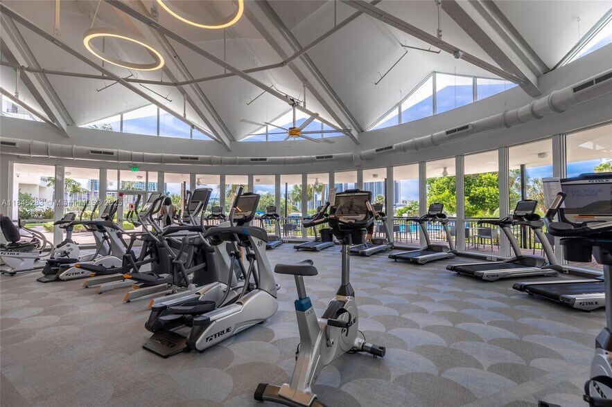 Building Photo - 2500 Parkview Dr