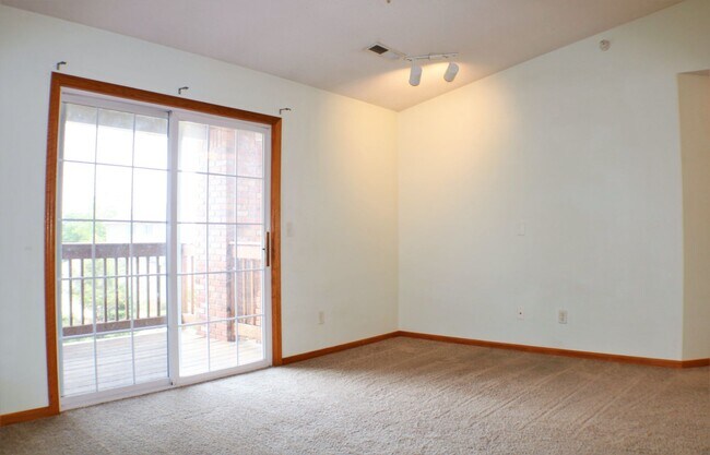 Building Photo - $1,195 | 2 Bedroom, 1 Bathroom Condo | No ...
