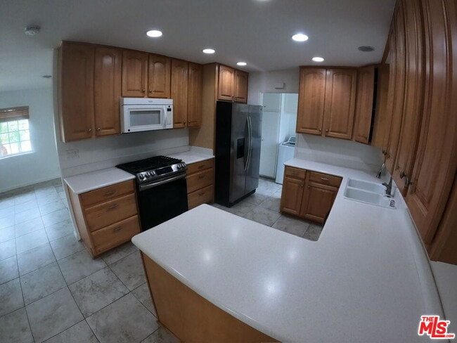 Building Photo - 5421 Hendricksen Dr