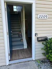 Building Photo - Nice 2 Bedroom Townhome in Southwest Columbus