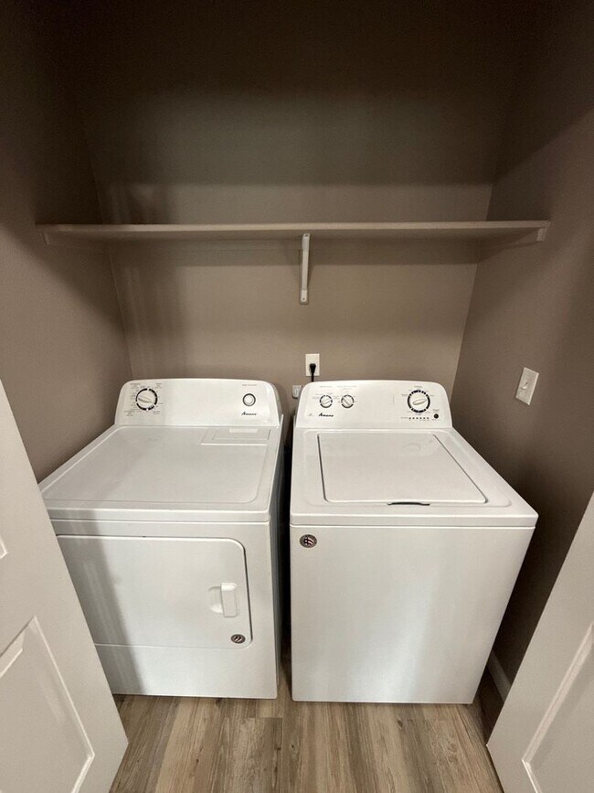 Building Photo - 4261 Hawthorne Ave NE